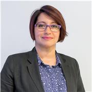 Ofrezco clases particulares on-line. Soy una relatora de inglés con nivel nativo y he realizado clases a todos los niveles, a personas con diversos objetivos, tengo una excelente actitud, he preparado a muchas personas a enfrentar desafíos laborales, educ